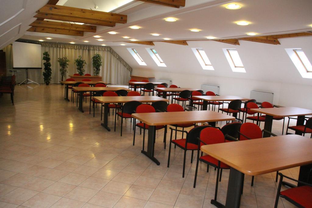 Hotel Pannonia Miskolc Buitenkant foto