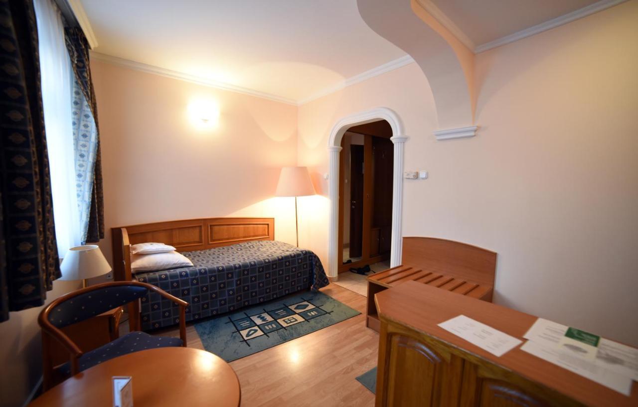 Hotel Pannonia Miskolc Buitenkant foto