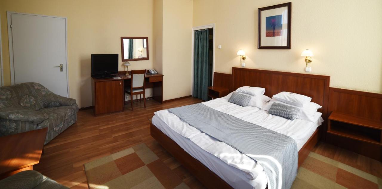 Hotel Pannonia Miskolc Buitenkant foto