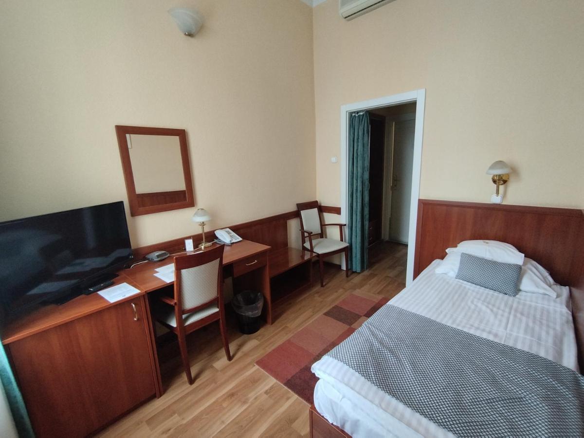 Hotel Pannonia Miskolc Buitenkant foto