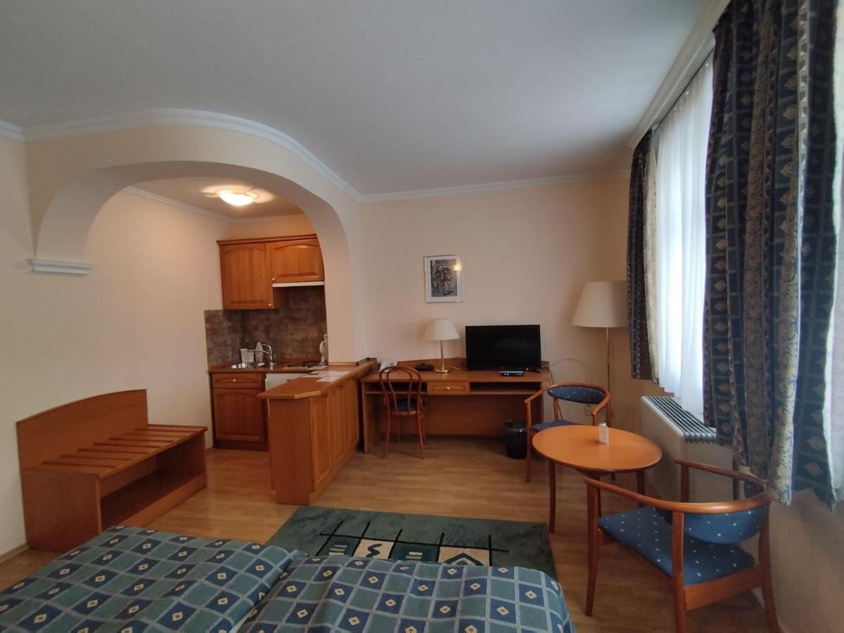 Hotel Pannonia Miskolc Buitenkant foto