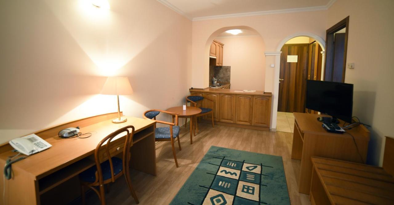 Hotel Pannonia Miskolc Buitenkant foto